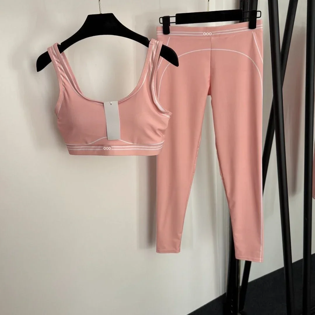 タンクトップとパンツのツーピース、通気性のあるストレッチ素材 - Pilates In Yoga Pants のレビューと価格