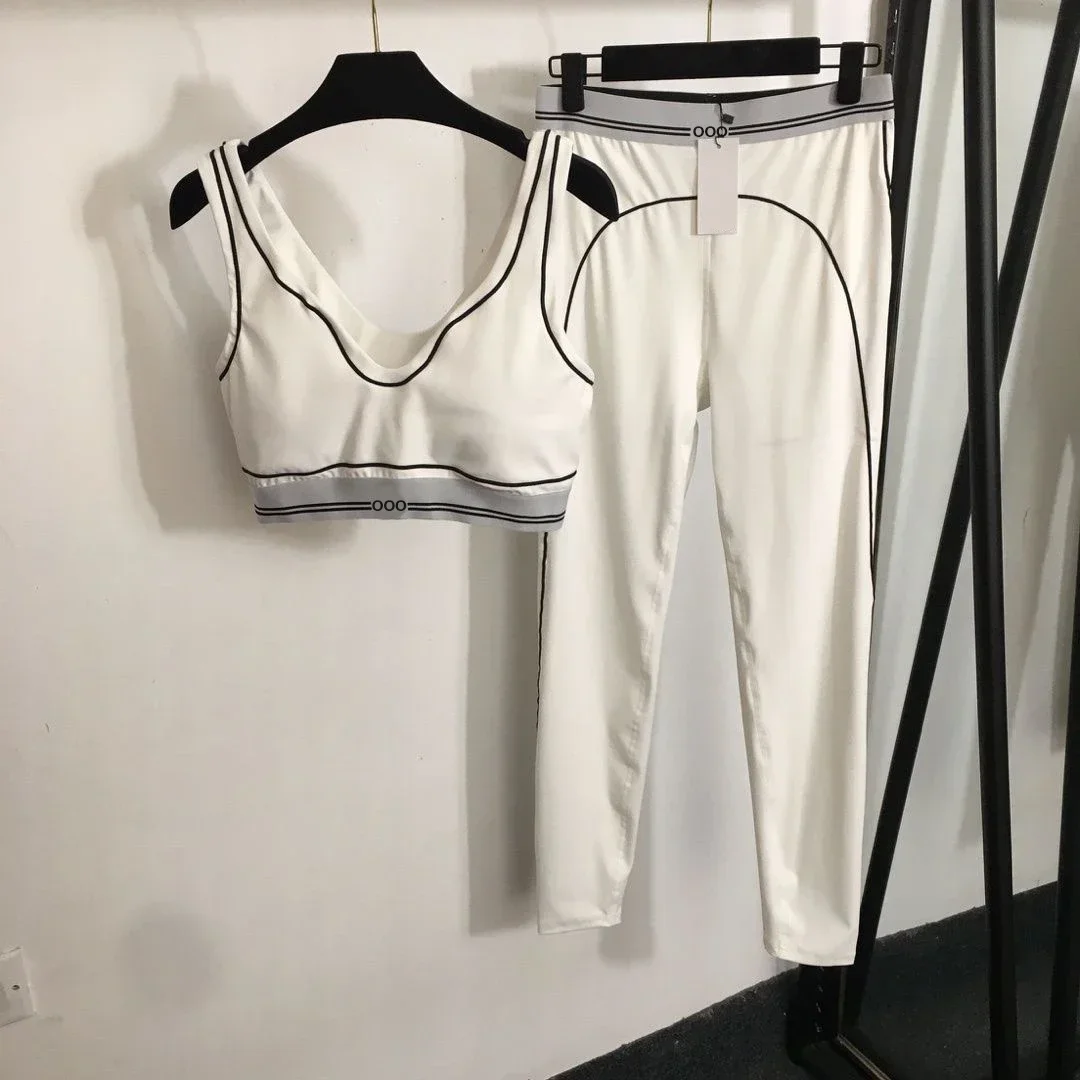 タンクトップとパンツのツーピース、通気性のあるストレッチ素材 - Pilates In Yoga Pants のレビューと価格